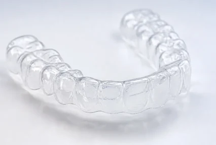 Retenedor invisible: férula transparente termoformada a la medida de los dientes